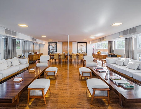 Conforto e luxo a bordo de um barco 100% sustentável.