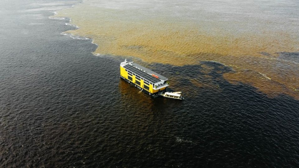 Vista aérea do barco navegando no encontro das águas
