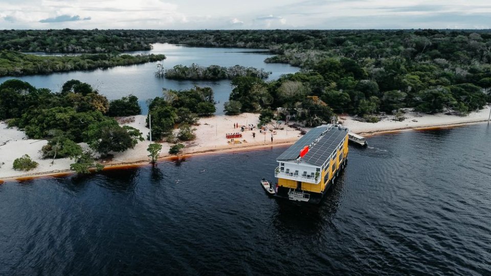 Vista aérea do Untamed Amazon entre lagoas e praias de areia branca
