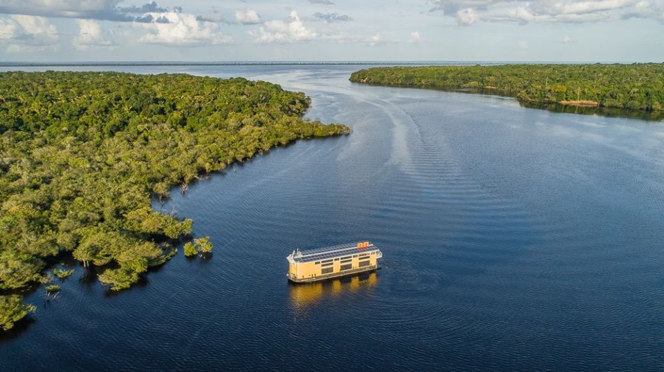 Vista aérea do barco navegando pelo rio