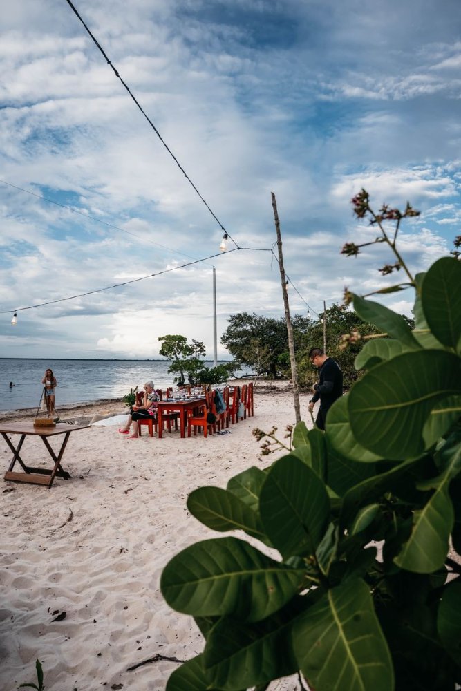 Praia de areia branca à beira do rio